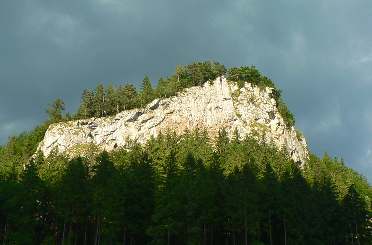 sokol-a-tunelova-jaskyna-nad-liptovskou-osadou