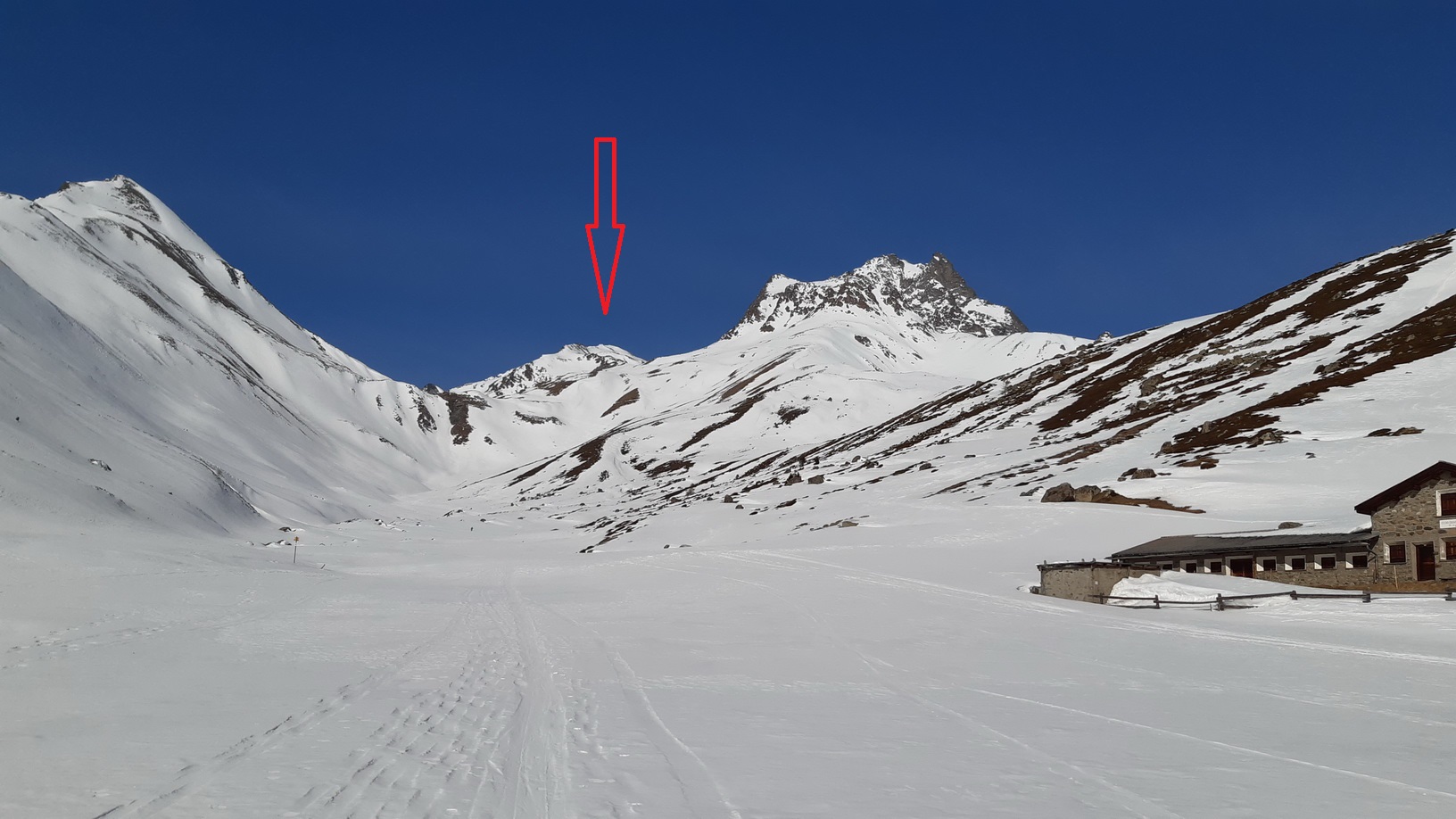 v_pozadí_Piz_Pischa_3173m._údolie_Escha