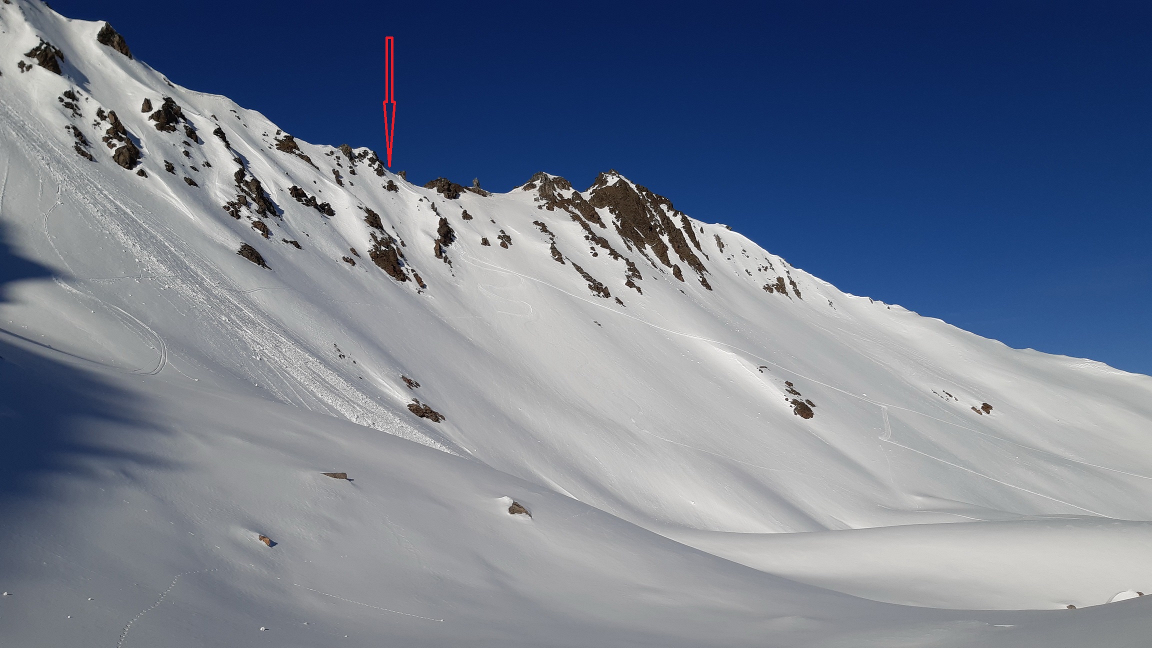 hrebeň_a_štrbina_pri_Piz_Viruola_z_druhej_strany