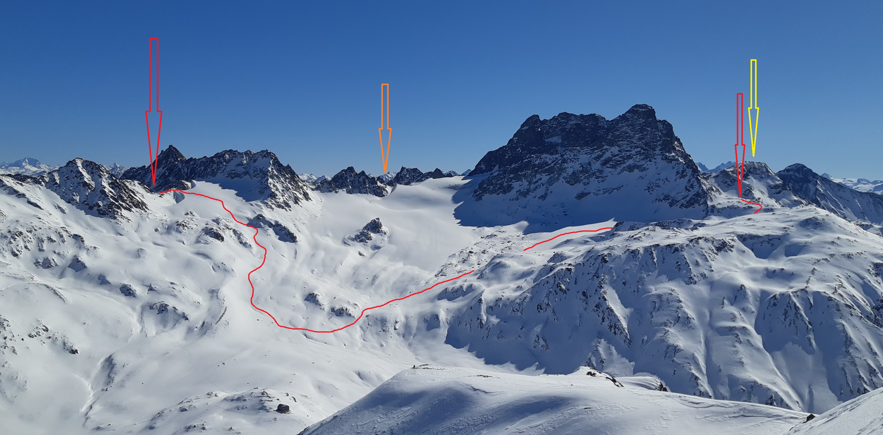 Piz_Kesch_a_moja_trasa,_vpravo_šípka_Piz_Pischa,_vľavo_Porchabella,_oranžová_sedlo_Porta_Escha_ktoré_slúži_ako_bežný_prechod_