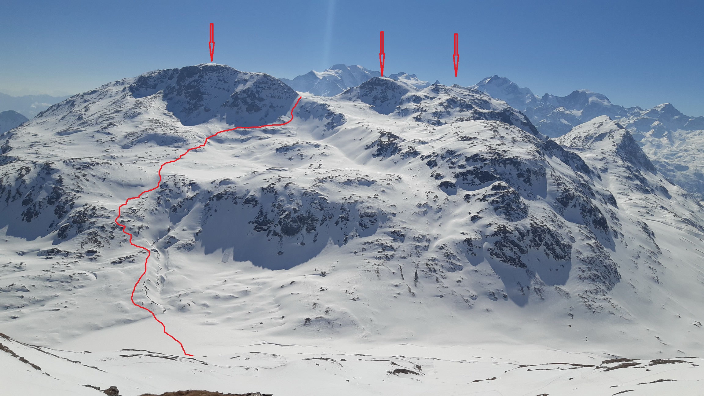 pohľad_z_Monte_Breva_na_dnešné_radovánky,_červenou_trasa_zjazdu_po_Val_de_Fain