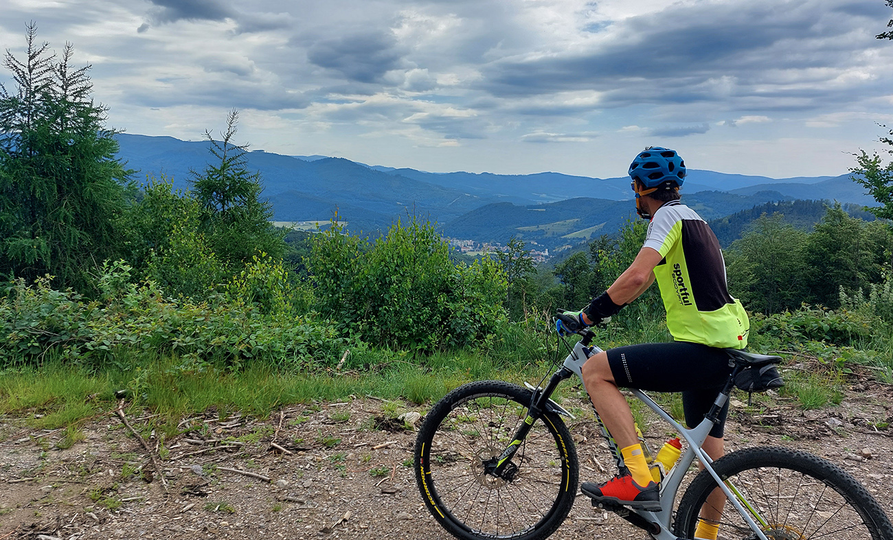 Zo_dva_takéto_pohľady_dole_k_Dobšinej_sa_naskytli_cestou_hore.