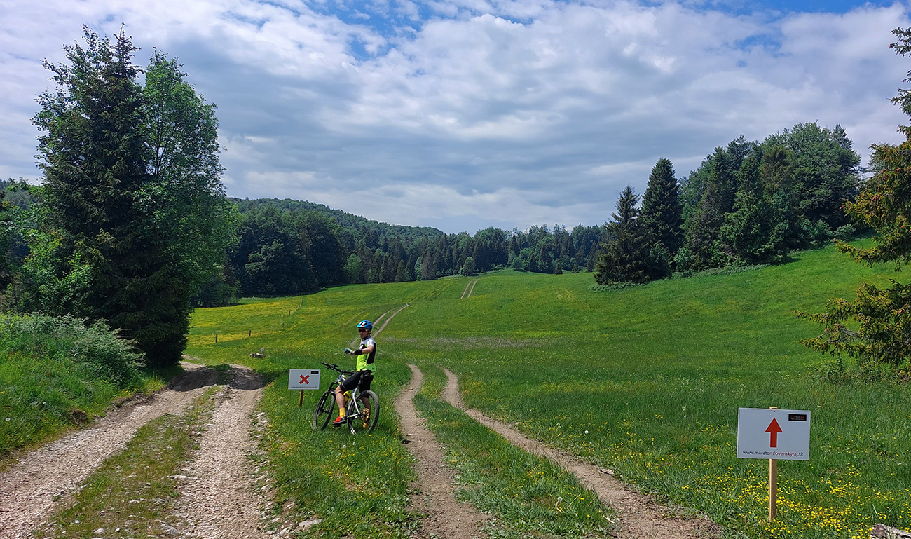 Na_pasienkoch_planiny_Geravy_doprava,_už_poslušne_po_trase_cyklomaratónu.