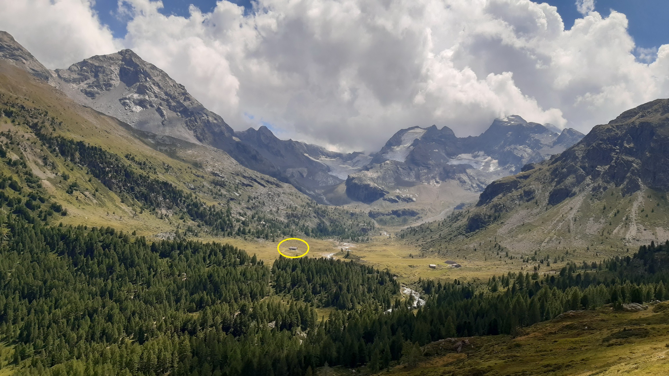 Il rifugio Federico in Dosdè, v krúžku Il_rifugio_Federico_in_Dosdè,_v_krúžku