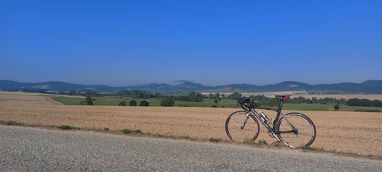 Napriek dojmu „cezpoľnosti“ je cesta široká, zväčša rovná. Vpravo pod mrakom Vyšehrad. Napriek_dojmu_„cezpoľnosti“_je_cesta_široká,_zväčša_rovná._Vpravo_pod_mrakom_Vyšehrad.
