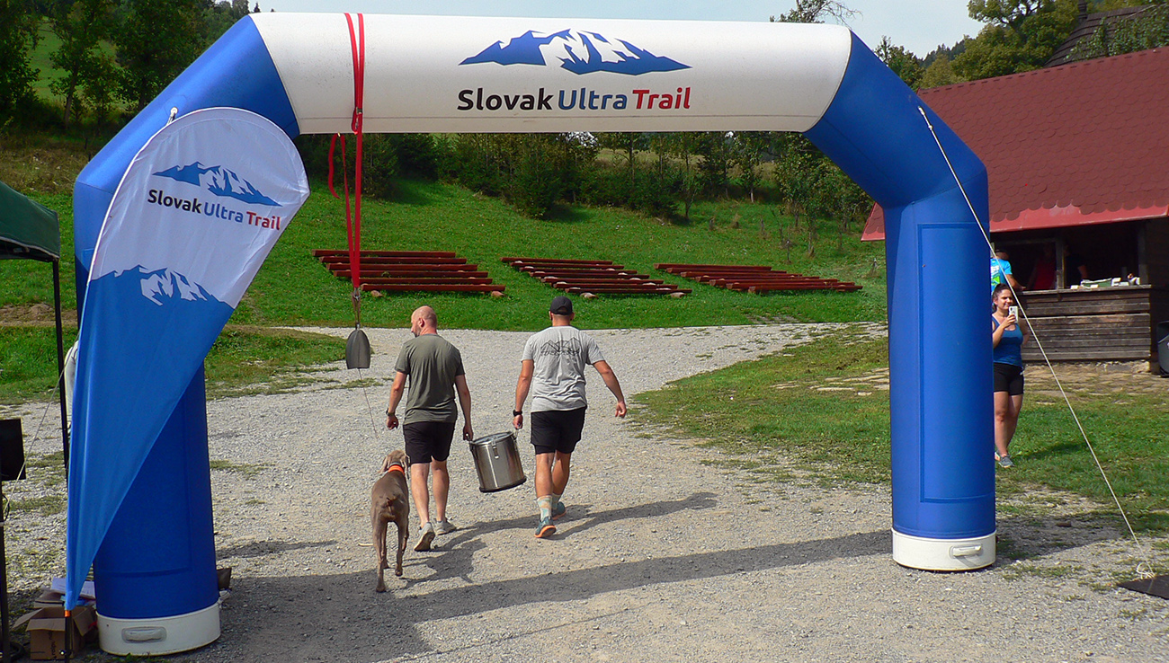 Zatiaľ v cieli: víťazi kategórie „beh s polievkou“. Zatiaľ_v_cieli:_víťazi_kategórie_„beh_s_polievkou“.