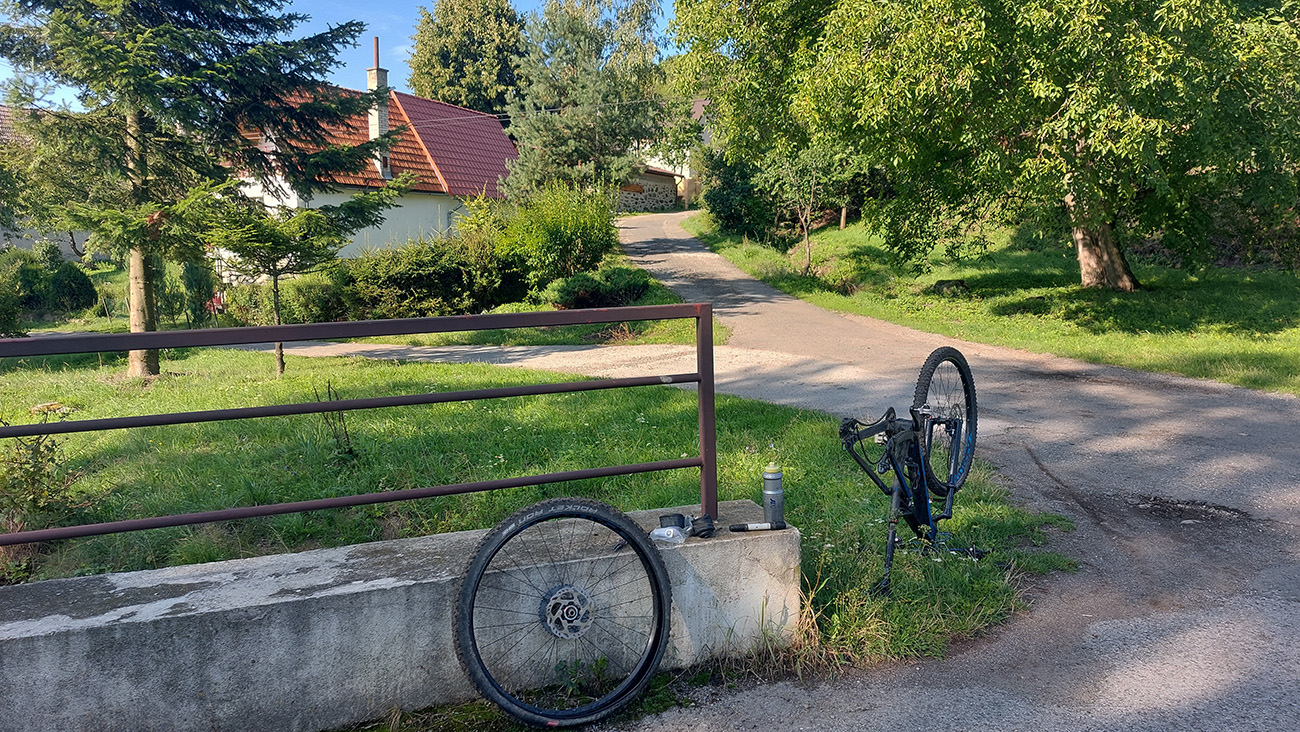 V Kopernici zdržanie, kým sa začnem štverať pod elektriku tam dozadu, okolo salaša. V_Kopernici_zdržanie,_kým_sa_začnem_štverať_pod_elektriku_tam_dozadu,_okolo_salaša.