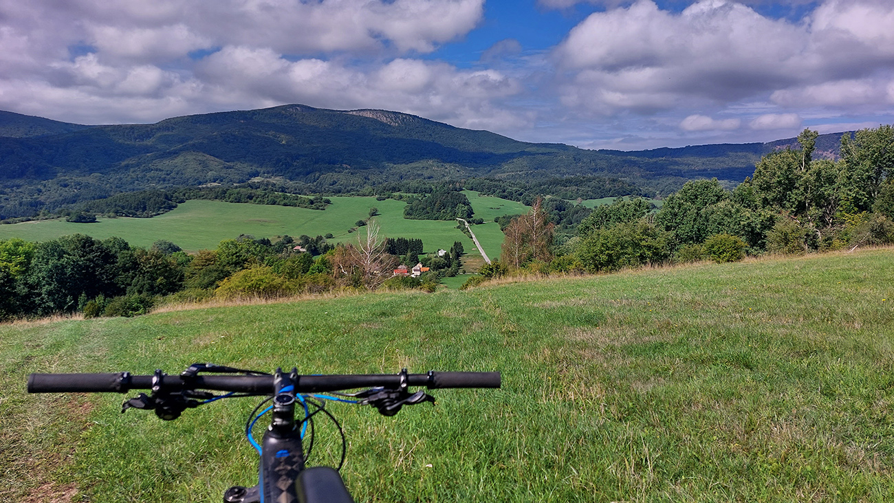 Podo mnou Nová Lehota a vzadu nad ňou dramatické zrázy Bielej skaly. Podo_mnou_Nová_Lehota_a_vzadu_nad_ňou_dramatické_zrázy_Bielej_skaly._