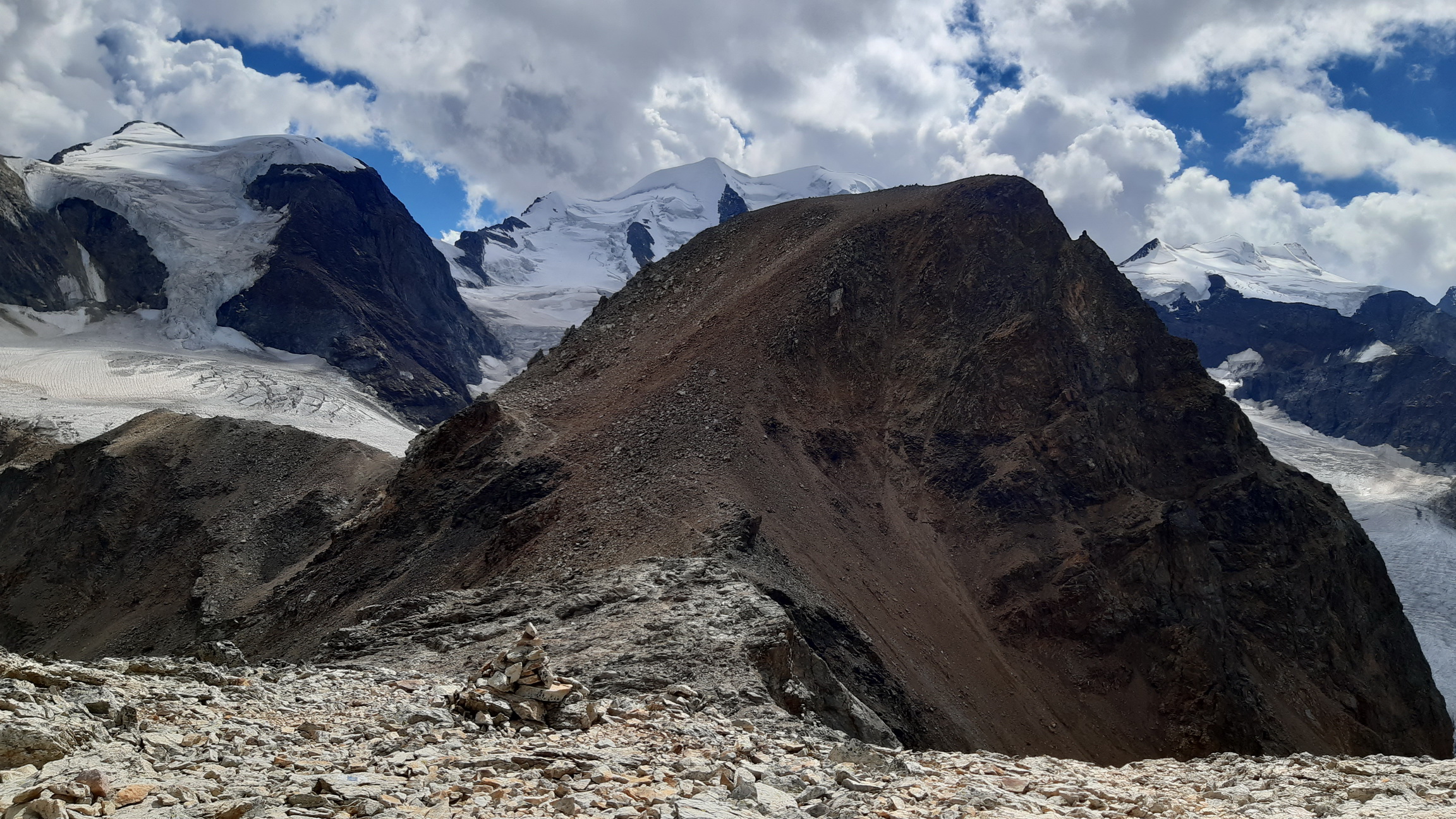 Piz_Trovat_3165m._ferata_je_v_pravej_časti_kopca