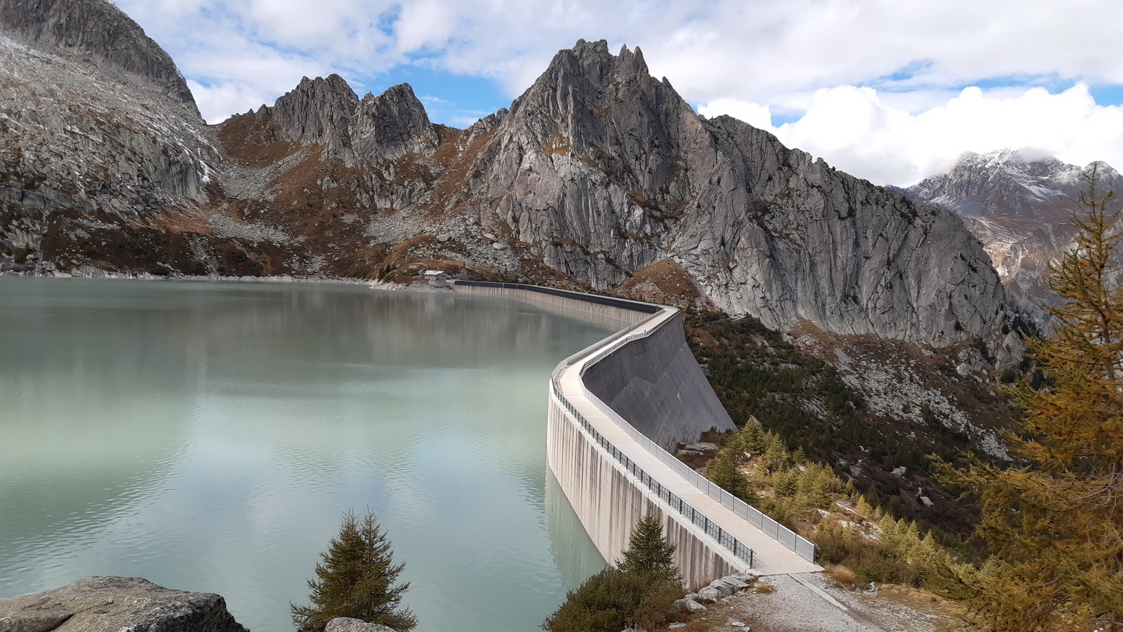 priehrada Albigna 2162m., v pozadí Spazzacaldeira priehrada_Albigna_2162m.,_v_pozadí_Spazzacaldeira