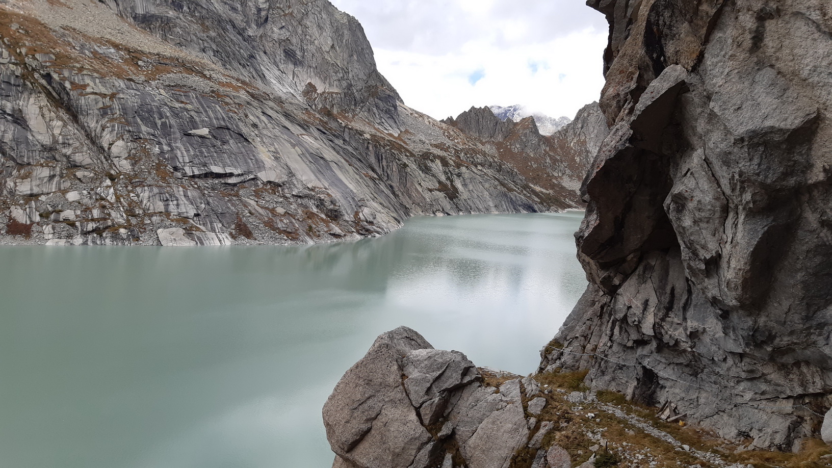 Giro del Lago po modrej, sčasti vedie starým chodníkom v skale Giro_del_Lago_po_modrej,_sčasti_vedie_starým_chodníkom_v_skale