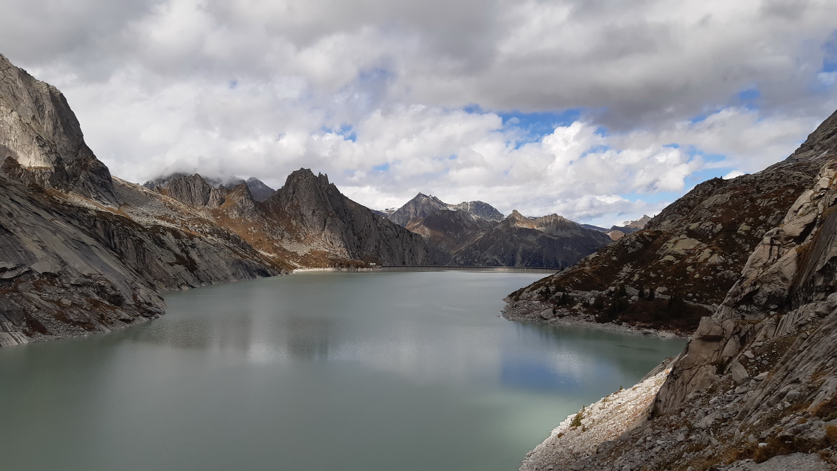 Giro del Lago po modrej, výhľady na priehradu Giro_del_Lago_po_modrej,_výhľady_na_priehradu