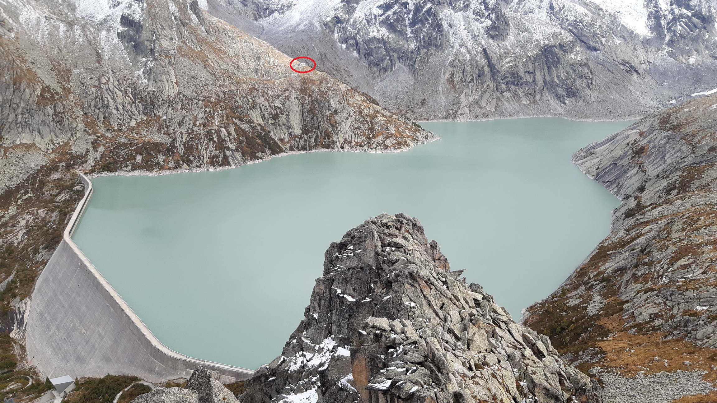 a_zhora_pohľad_na_celú_priehradu,_chata_v_pozadí_na_protisvahu