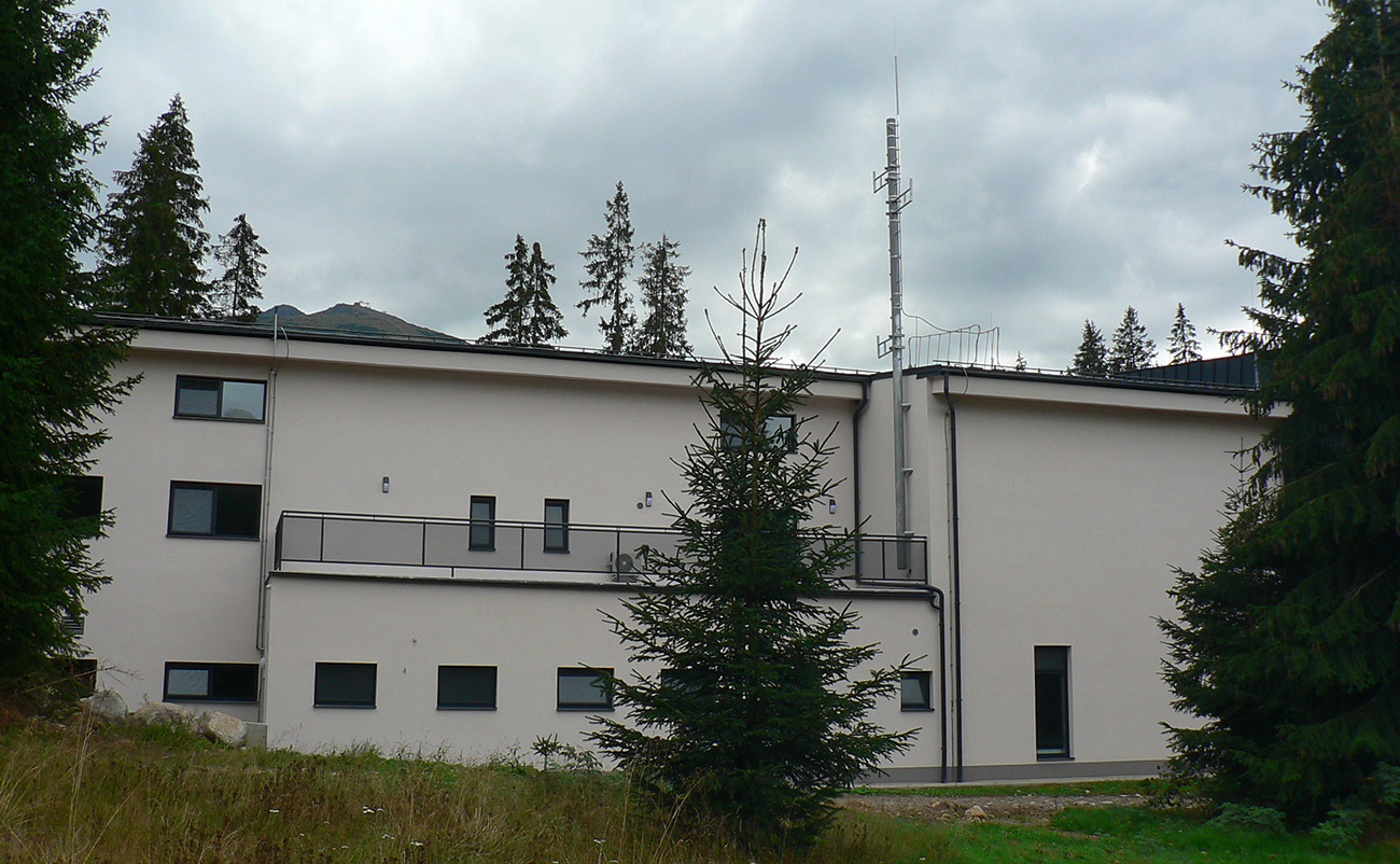 Táky_fajny_nóvy_hotelik_sme_si_bukli,_aj_je_menej_stromov_jag_ho_postavily,_hned_je_výhlad..._