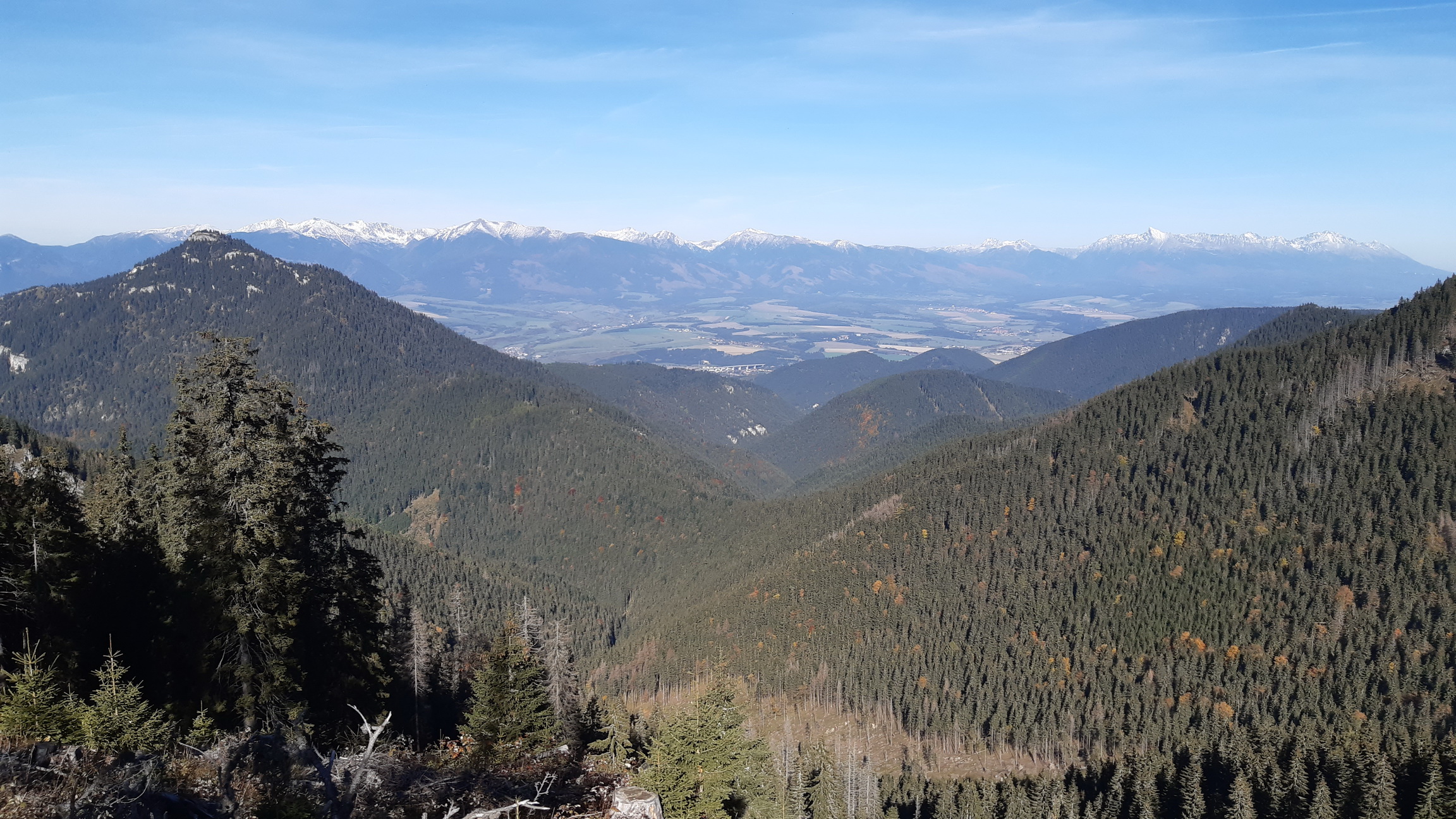 v_pozadí_Západné_Tatry_sfarbrné_prvým_snehom