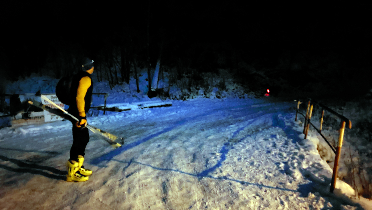 Miestni fajnšmekri vyrážajú ešte za tmy: už od mostíka v pohode. Miestni_fajnšmekri_vyrážajú_ešte_za_tmy:_už_od_mostíka_v_pohode.