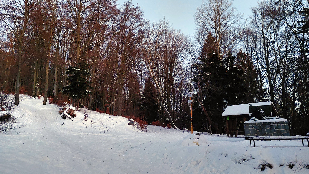 Nad delom už je na výber: doľava po skratke či doprava. Nad_delom_už_je_na_výber:_doľava_po_skratke_či_doprava.