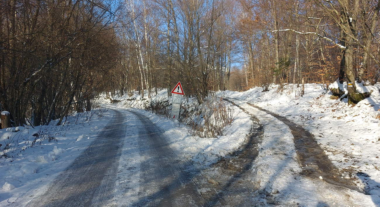 ...ale doslova tvrdá realita nastupuje už na odbočení žltej značky z cesty. ...ale_doslova_tvrdá_realita_nastupuje_už_na_odbočení_žltej_značky_z_cesty.