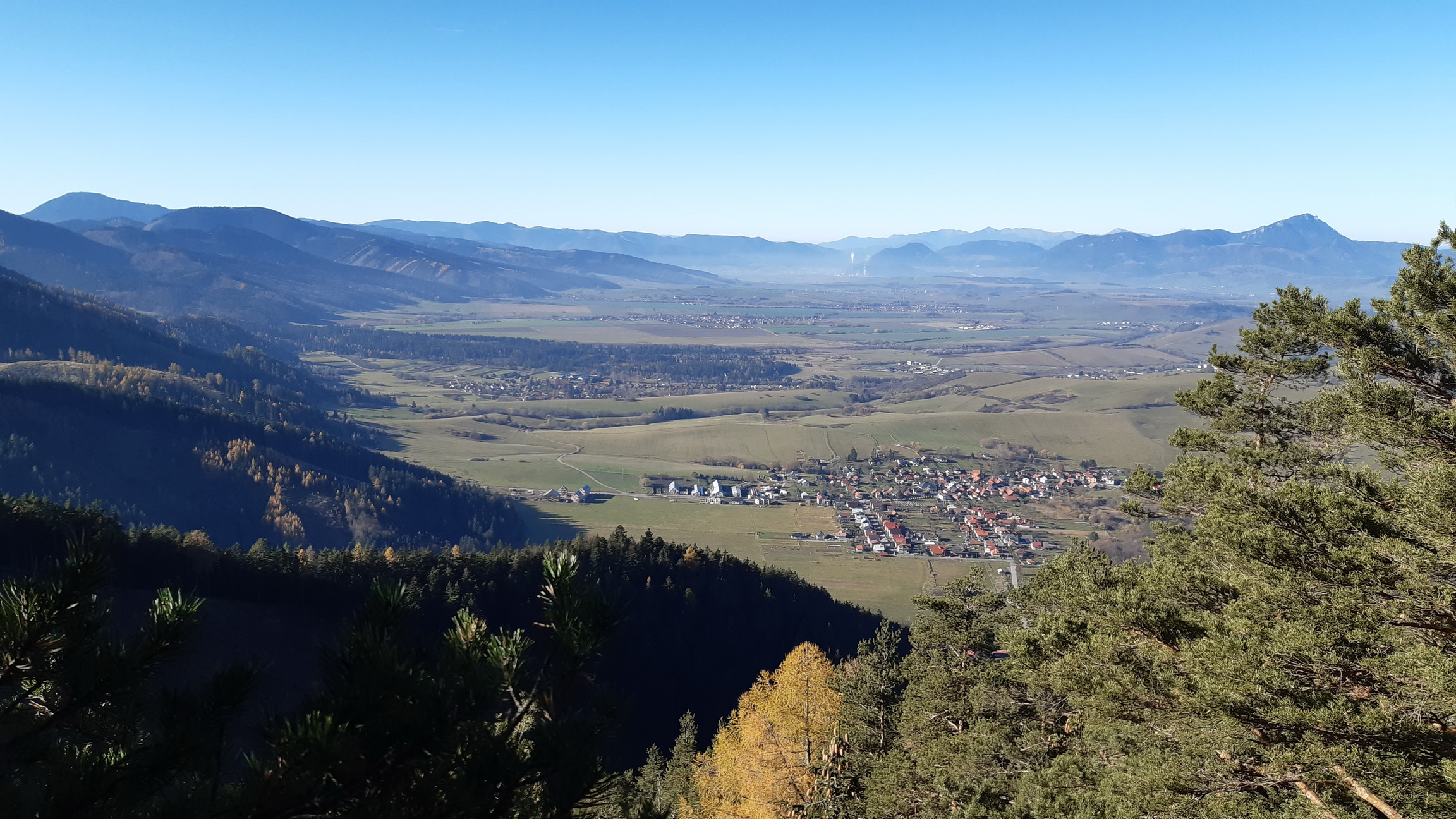 výhľad_na_Pavčinu_Lehotu_a_ešte_nezastavané_lúky