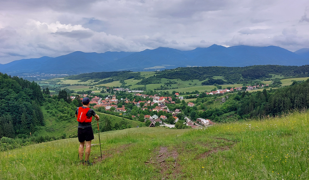 ...na_bývalú_zjazdovku_nad_Podhradím._Na_ten_kopček_naproti_mierime.