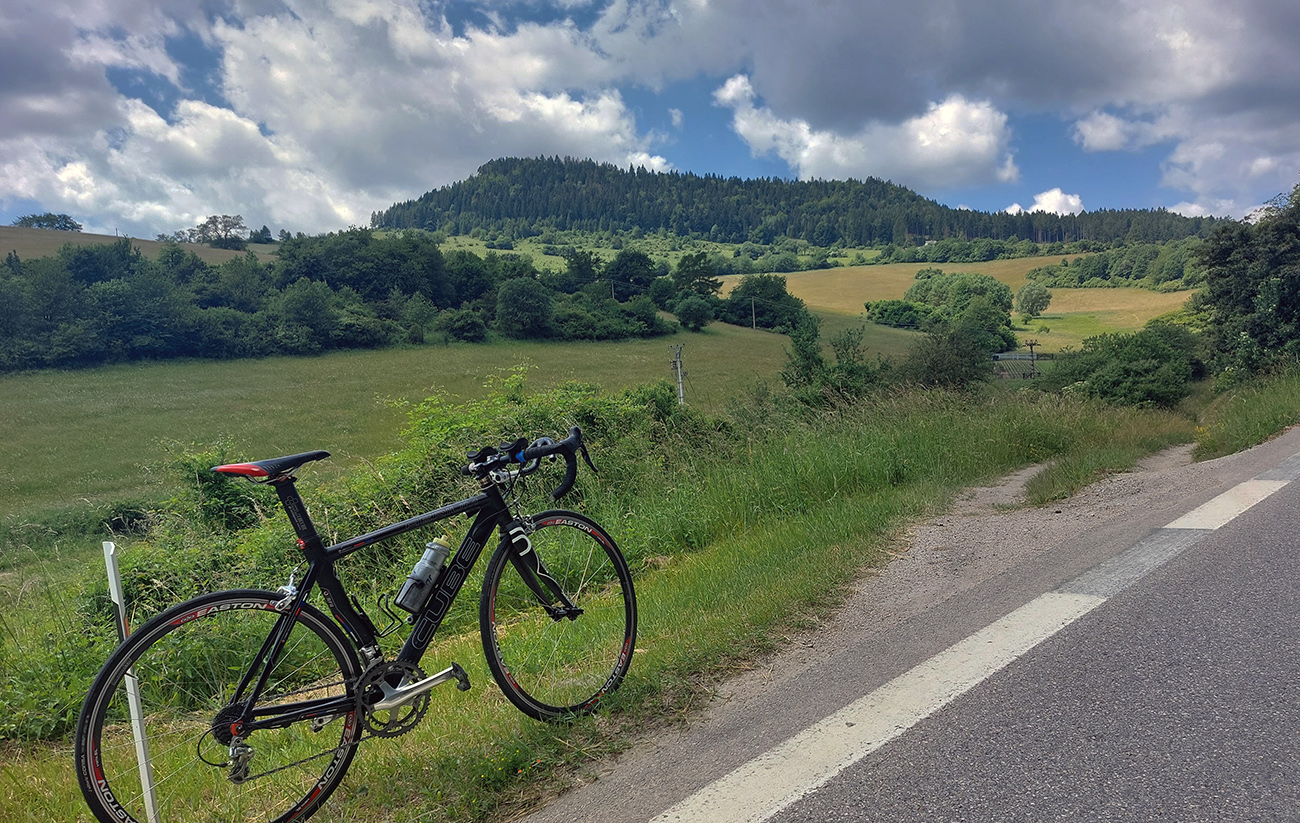 Prvým ramenom hviezdice je príjazd do Nitrianskeho Pravna popod Vyšehrad. Prvým_ramenom_hviezdice_je_príjazd_do_Nitrianskeho_Pravna_popod_Vyšehrad.