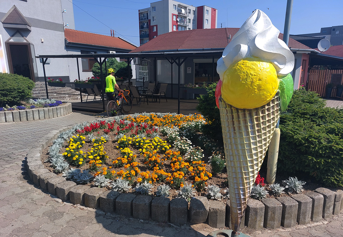 Už_vo_Vrbovom_nás_vtiahlo_do_prvej_zmrzlinárne,_ktorú_sme_stretli.