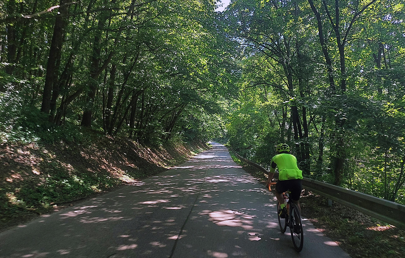 Pred_Višňovým_takéto_parádne_tieňotunely.