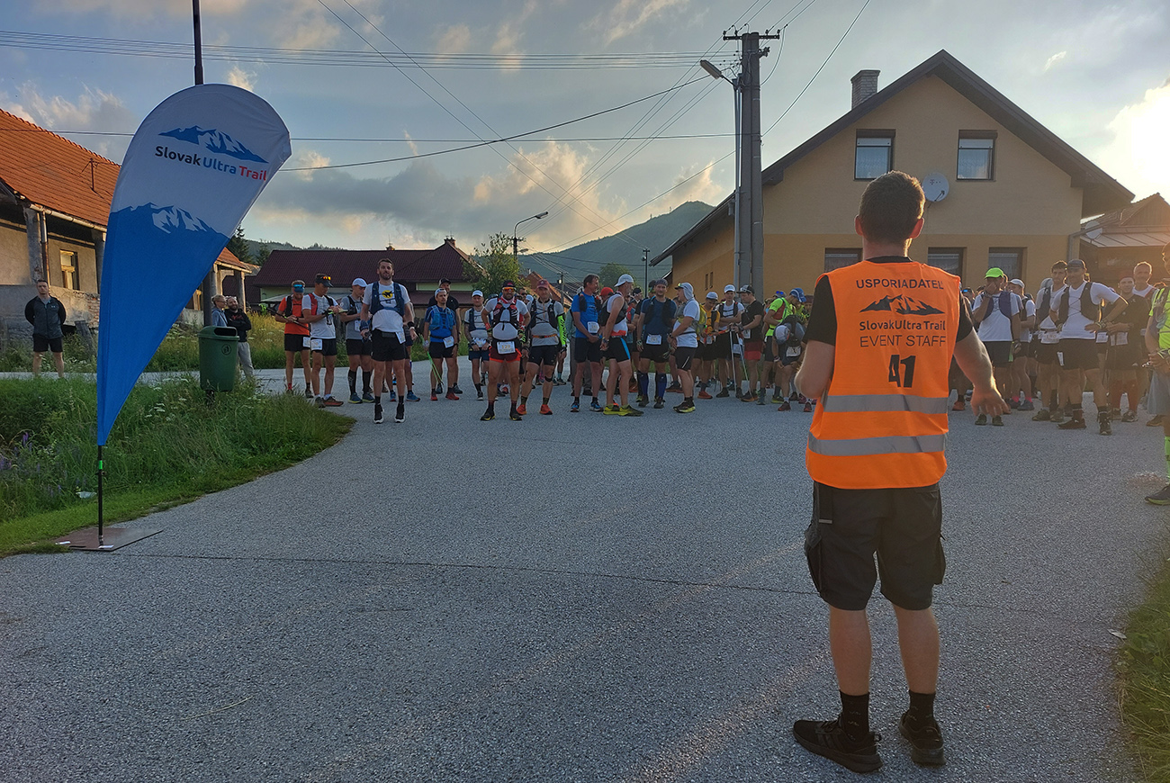 Nebojte_sa_a_pristúpte,_táto_trhlina_vás_nezhltne._To_až_ten_les_hore_na_hrebeni.