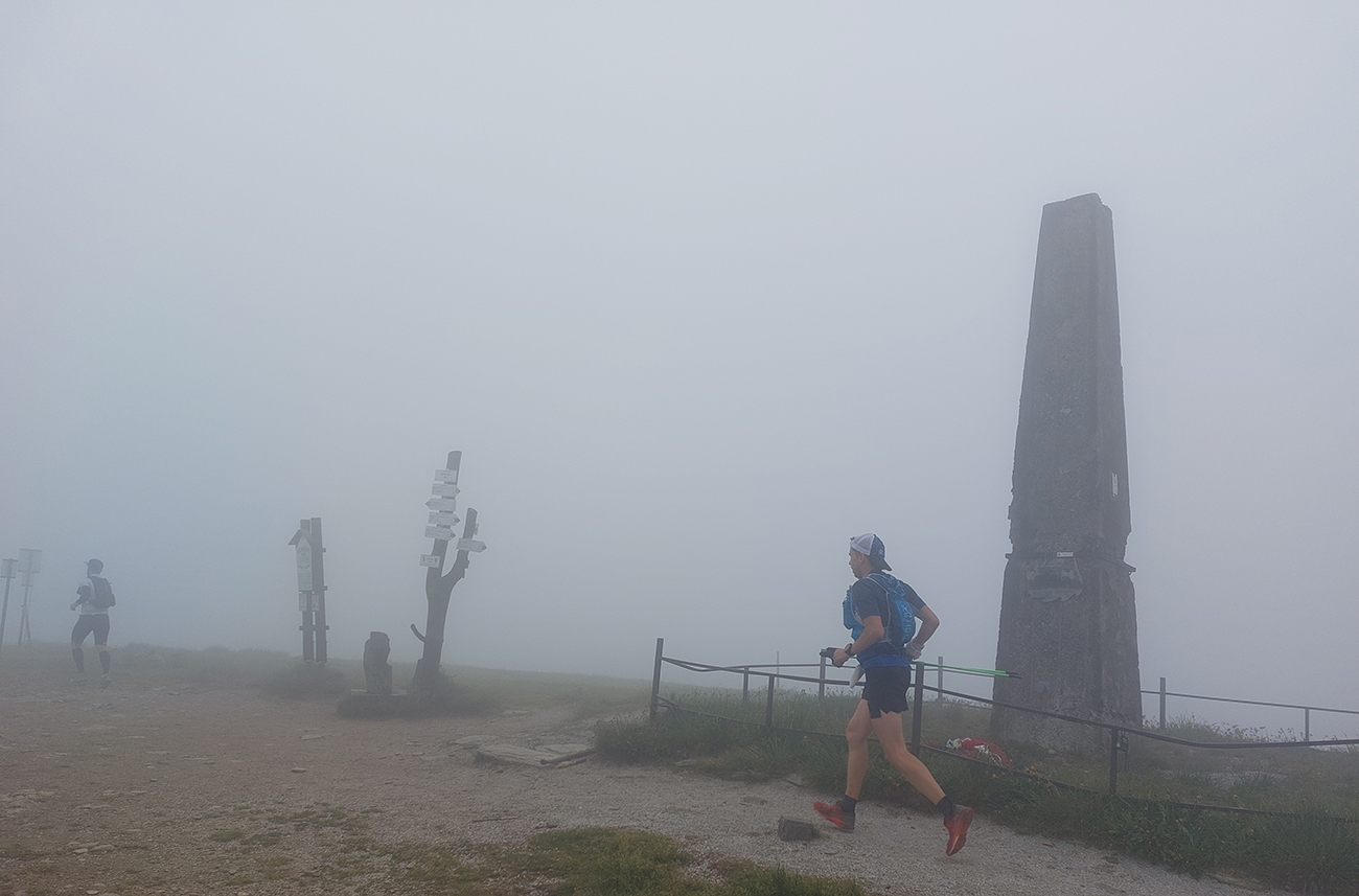 Hádam_všetci_vedeli,_na_ktorý_smer_sa_obrátiť_od_krmelca,_vtej_hmle...