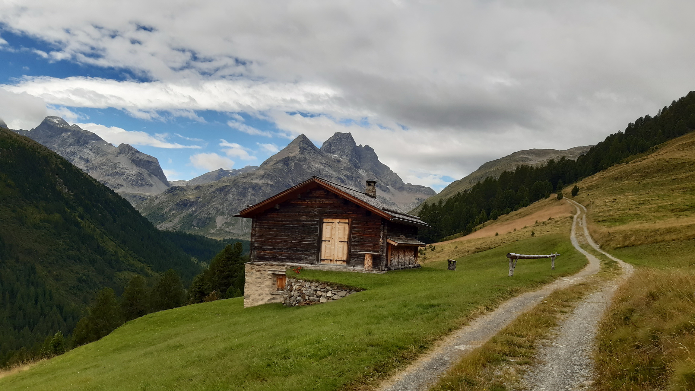 z_Val_Viola_stúpam_na_passo_Vallaccia,_na_začiatku_po_dobrej_ceste