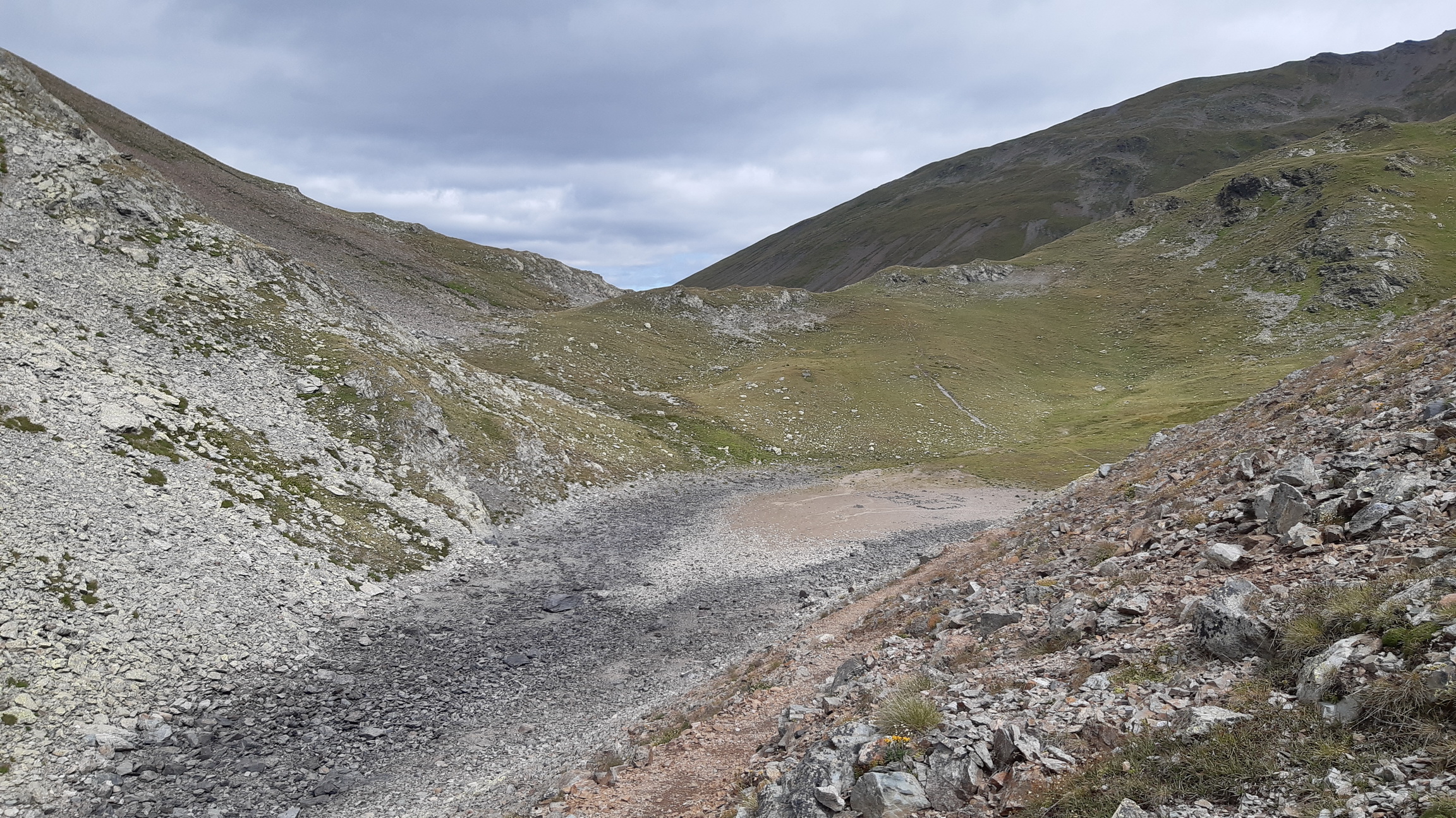 passo_Vallaccia_a_za_ním_zjazd_smer_Trepalle_a_Livigno