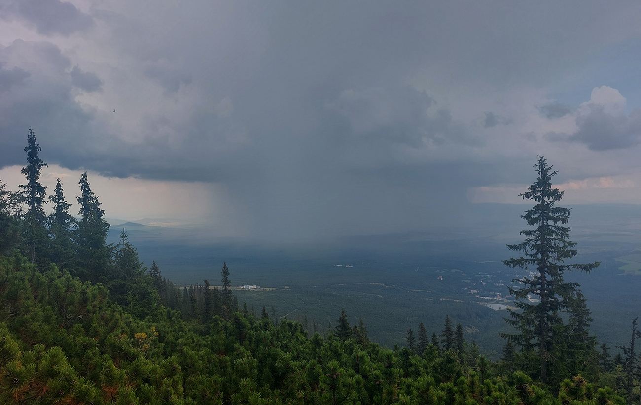 ...ale_na_východe,_smerom_na_Kežmarok,_búrka_ako_z_učebnice.