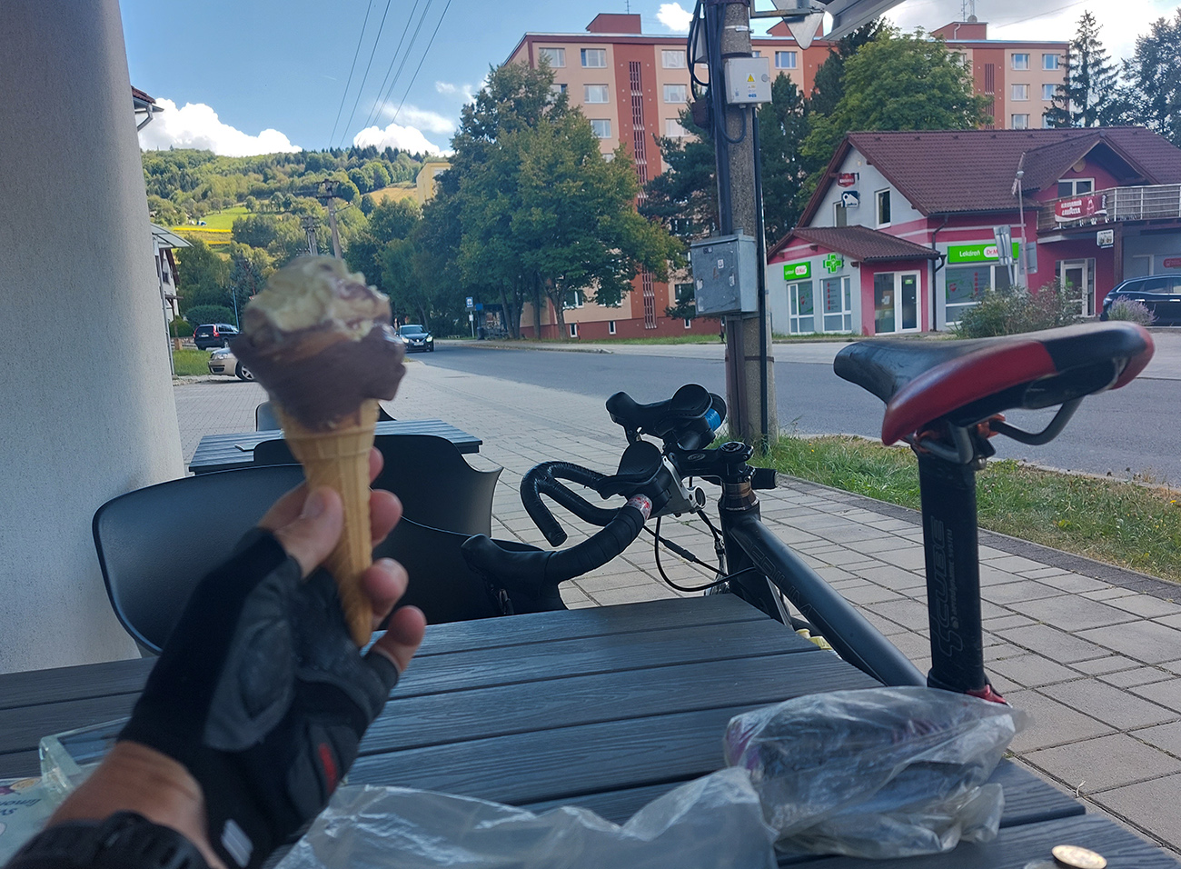 Prvá_cukráreň_v_meste_je_blízko_hniezda_Hriňovskej_stovky_:-)