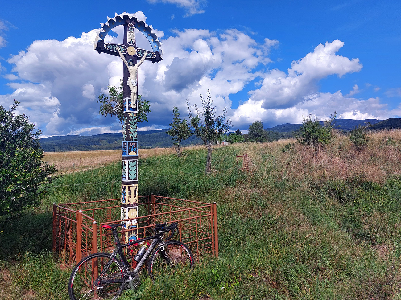 okolo-polany-po-asfalte-aj-hore-kamenistou-dolinou