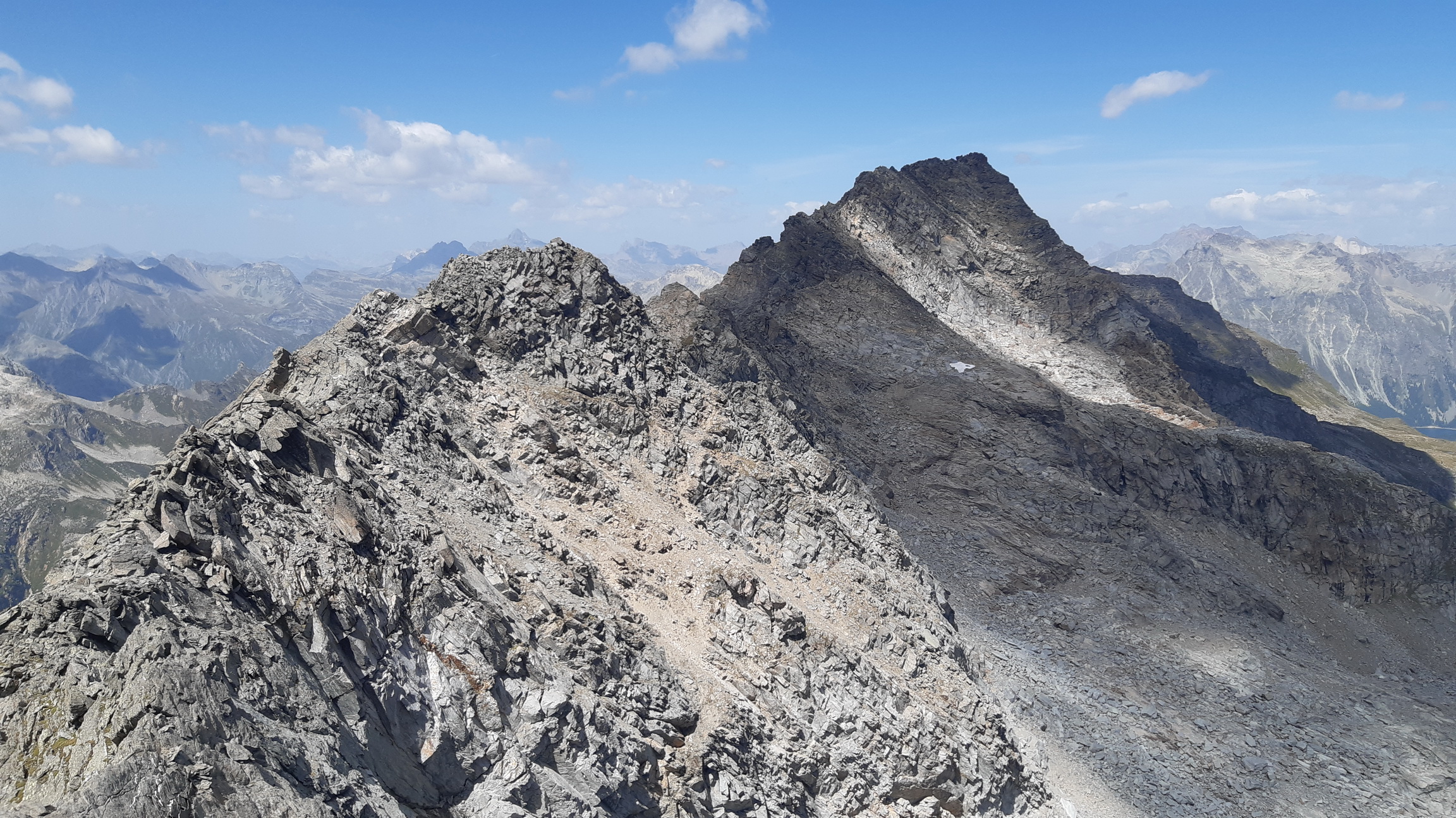 z_druhého_vrcholu_pohľad_späť,_v_pozadí_Fedoz