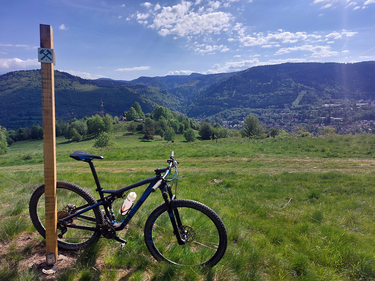 ...a_obe_vedú_sem_nad_vrchol_kalvárie_(tam_nižšie_je).