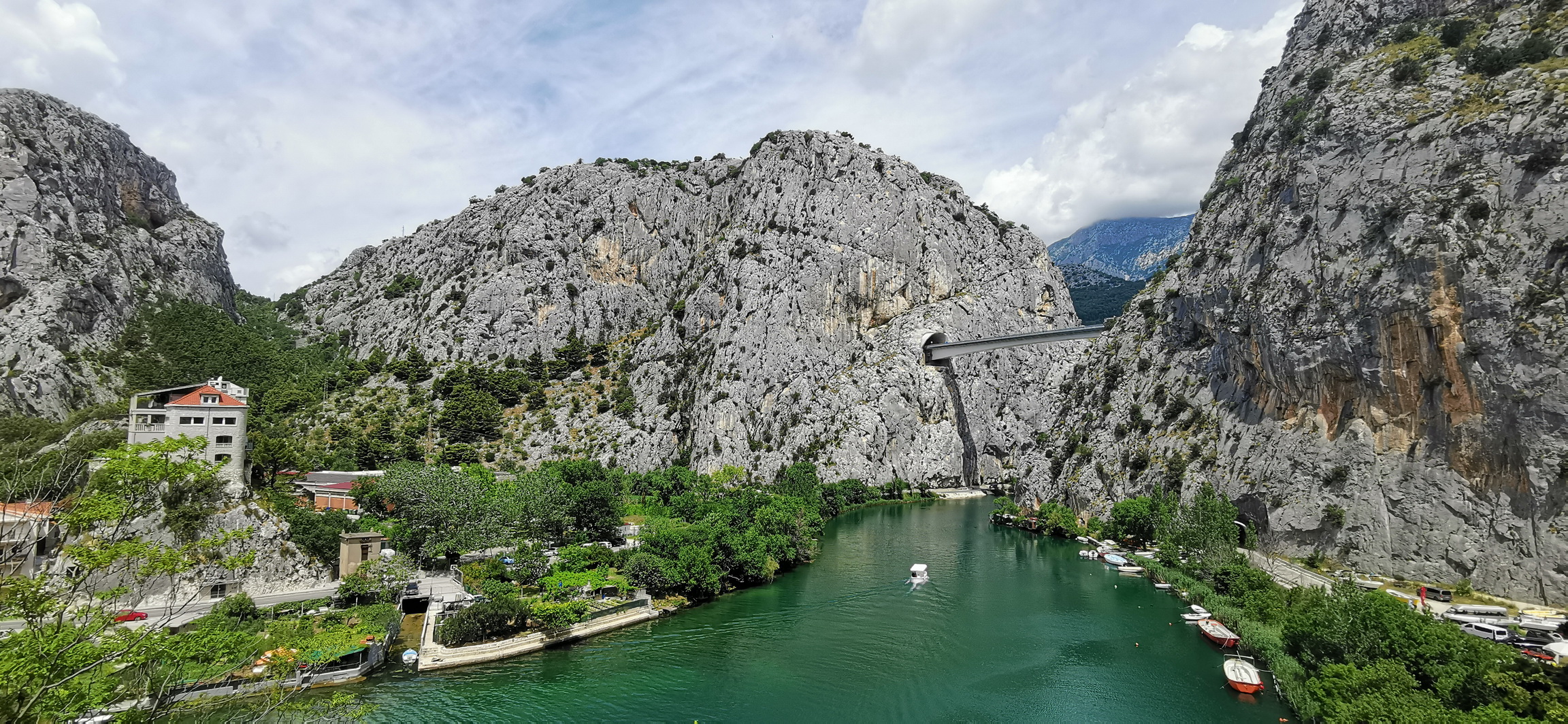na začiatku ferraty, v pozadí nový tunelomost na_začiatku_ferraty,_v_pozadí_nový_tunelomost