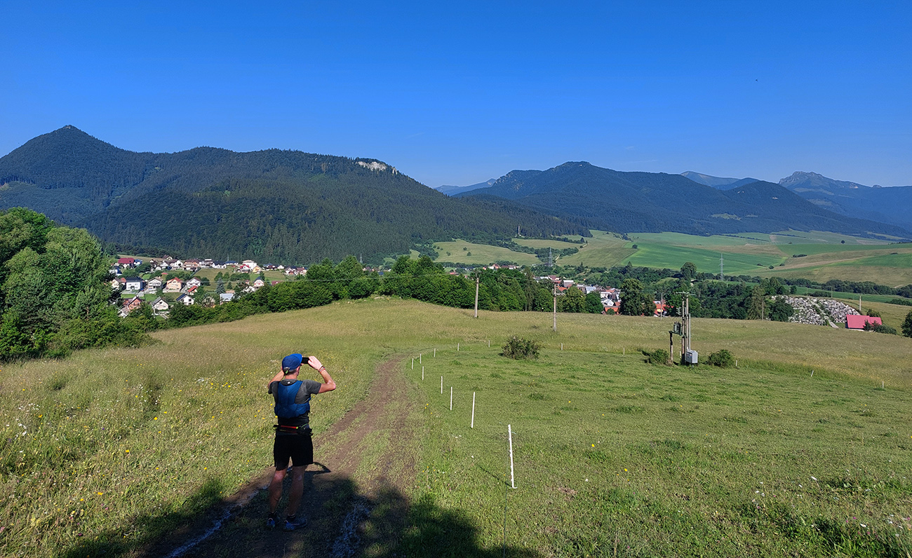 Nad_Komjatnou_ešte_obzretie:_vľavo_Ostrô,_vpravo_Rozsutec.