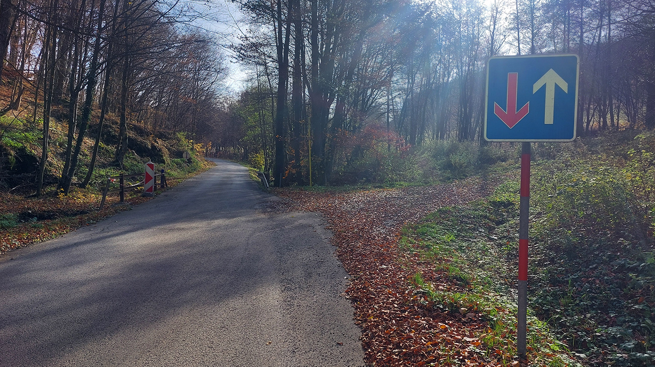 Cesta_trochu_užšia_len_na_jednom_mostíku.