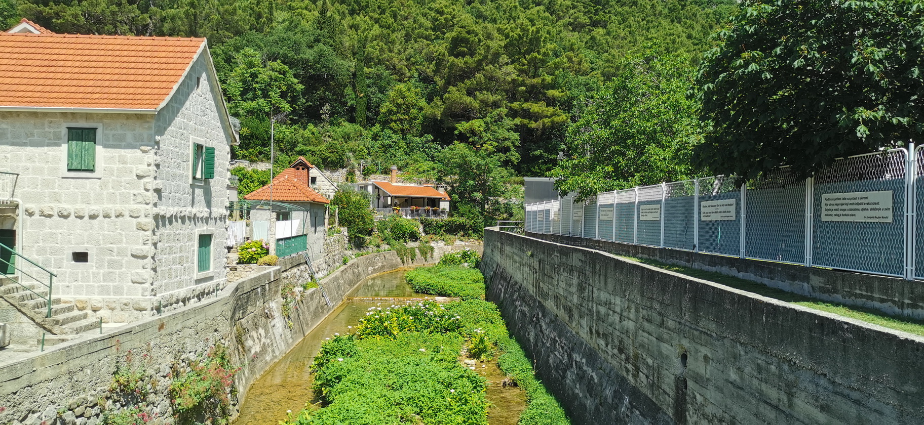 chodník ide po pravej strane chodník_ide_po_pravej_strane_