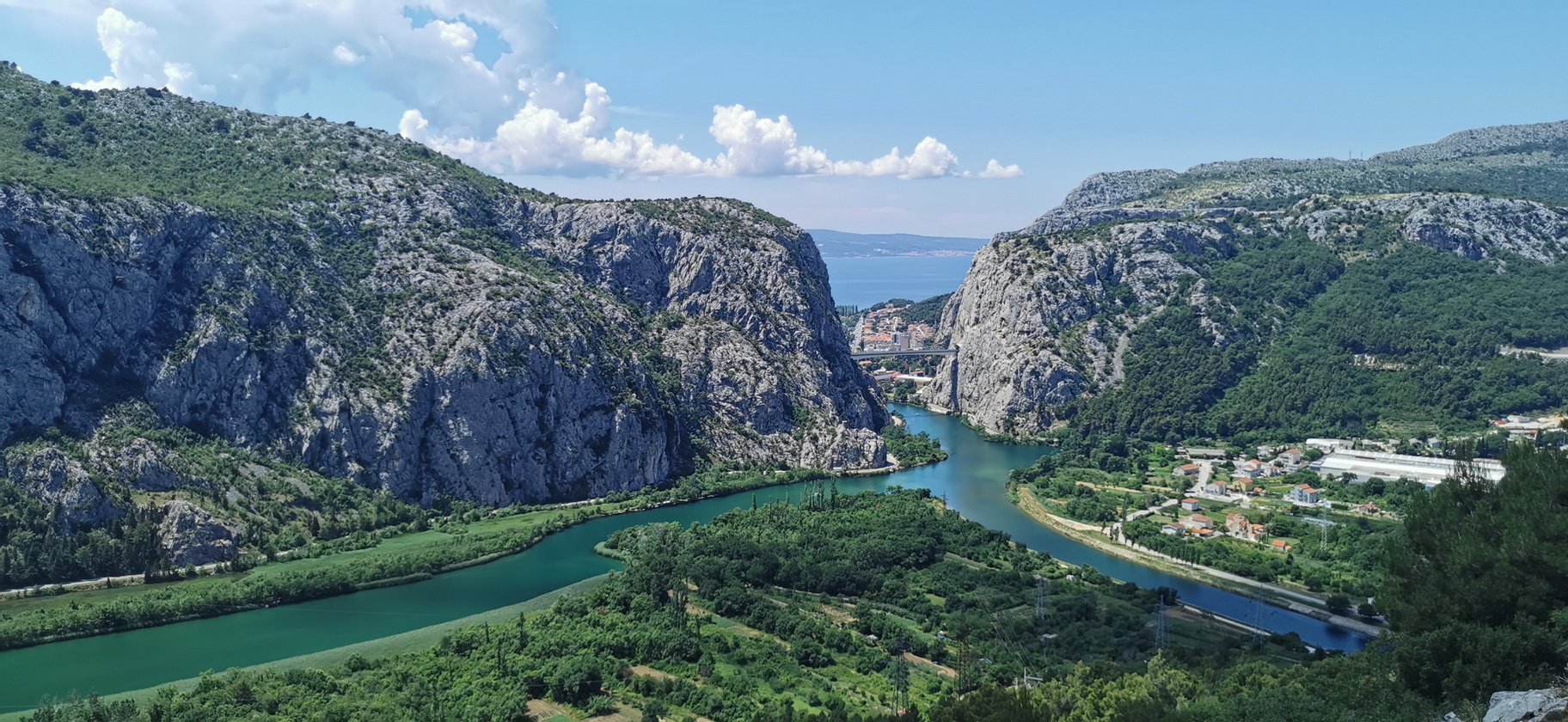 toto sa nazýva vidlička, rieka Cetina priteká zľava, vpravo slepé rameno vedúce ku vodnej prečerpávacej elektrárni toto_sa_nazýva_vidlička,_rieka_Cetina_priteká_zľava,_vpravo_slepé_rameno_vedúce_ku_vodnej_prečerpávacej_elektrárni