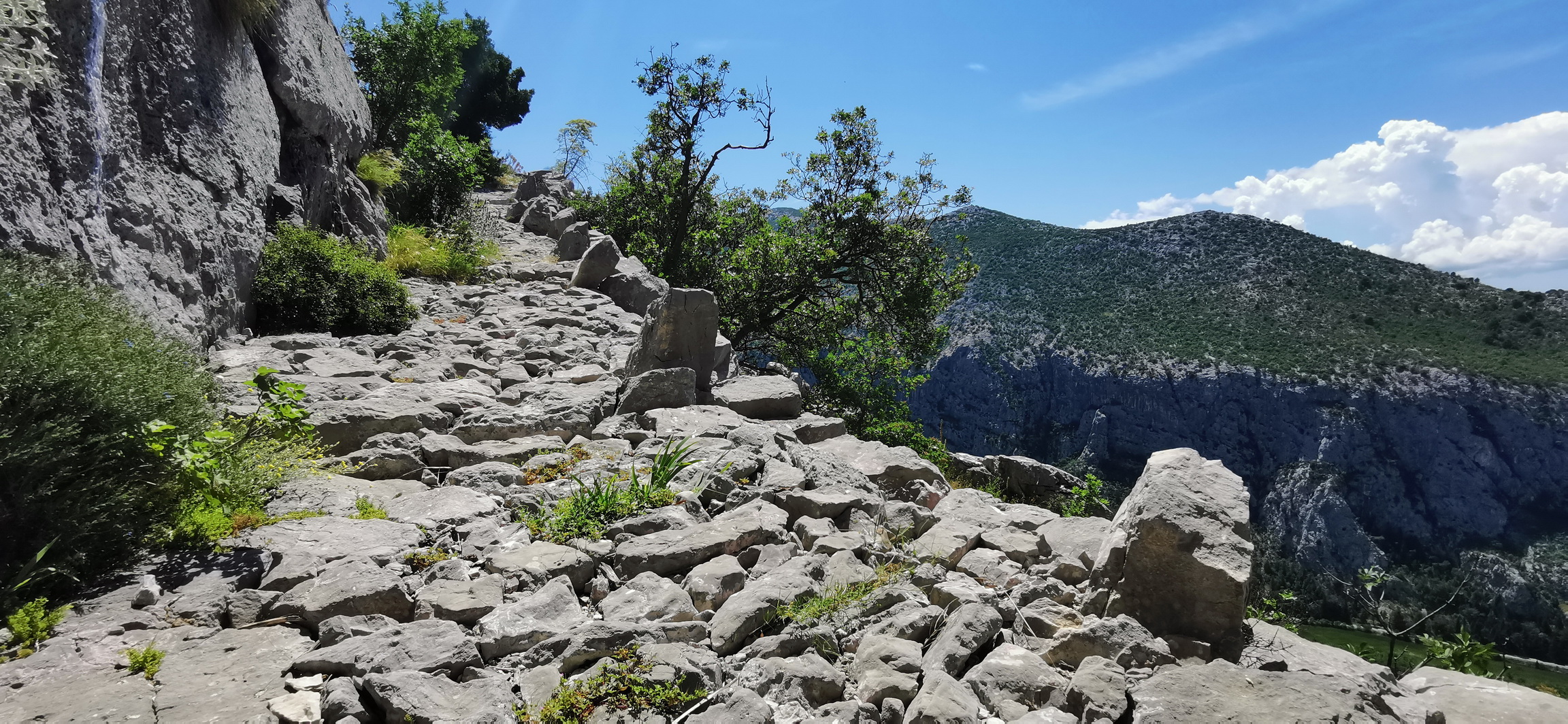 chodníček ktorým zrejme kráčali muly z Omišu do dedín v kopcoch chodníček_ktorým_zrejme_kráčali_muly_z_Omišu_do_dedín_v_kopcoch