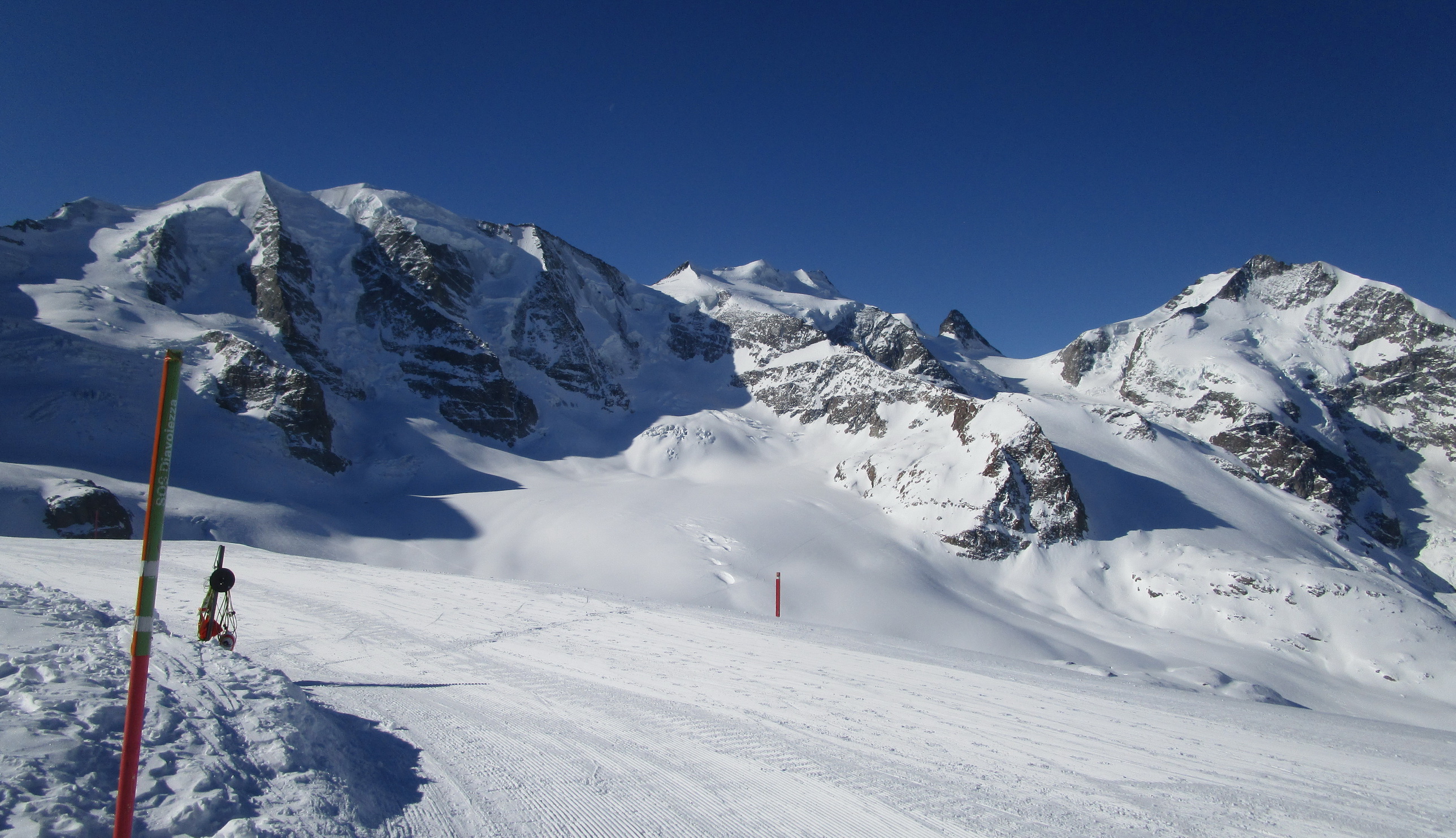 pohľad_z_Diavolezzy:_zľava_Palú,_stred_Bellavista,_vpravo_Bernina