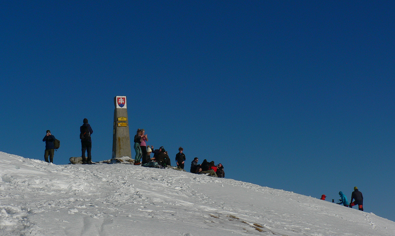 Vrcholové_piknikovisko_našťastie_na_bielom_podklade.