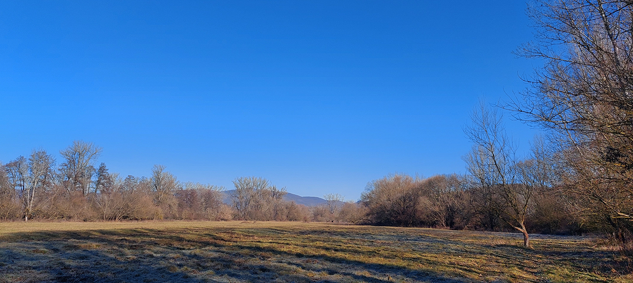 Potom pekné lúky pomedzi Hron a zalesnené svahy. Potom_pekné_lúky_pomedzi_Hron_a_zalesnené_svahy.