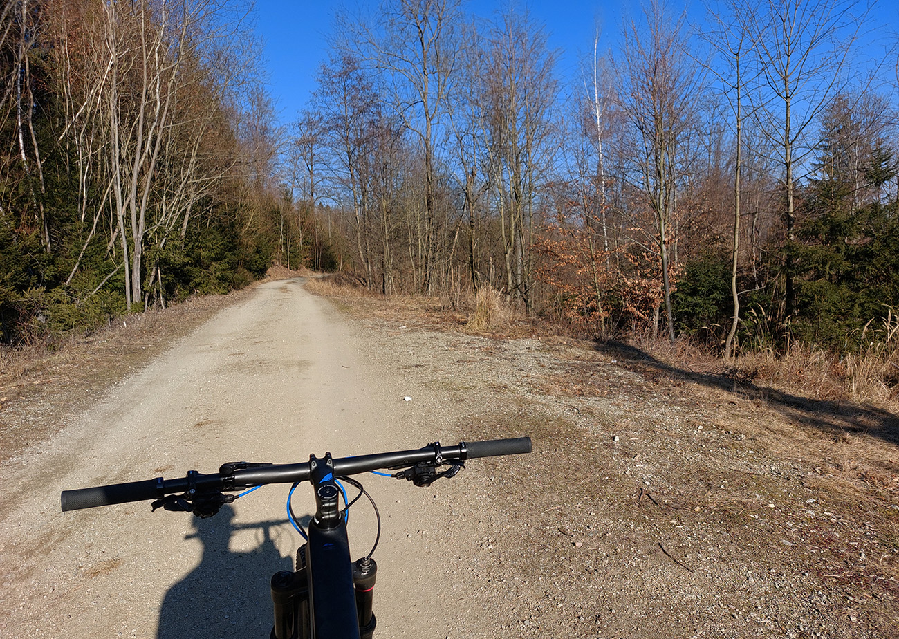 Záverečný_úsek_po_príjemnej_šotoline_lesom_do_Jedľovín.