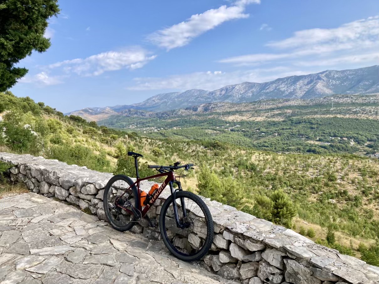 úrodné_náhorné_plošiny_nad_Omišom_sa_volajú_poljice