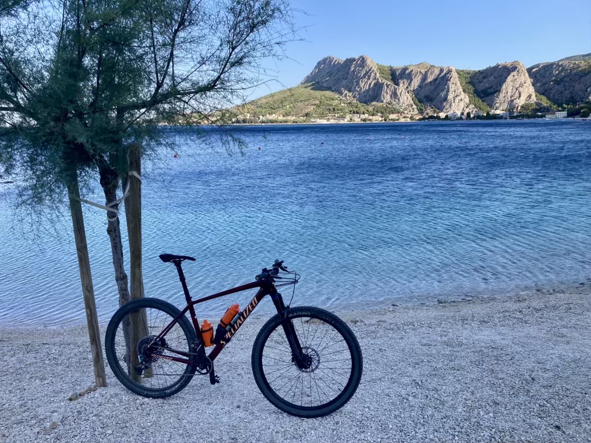 v_pozadí_Omiš_a_kopce_nad_ním