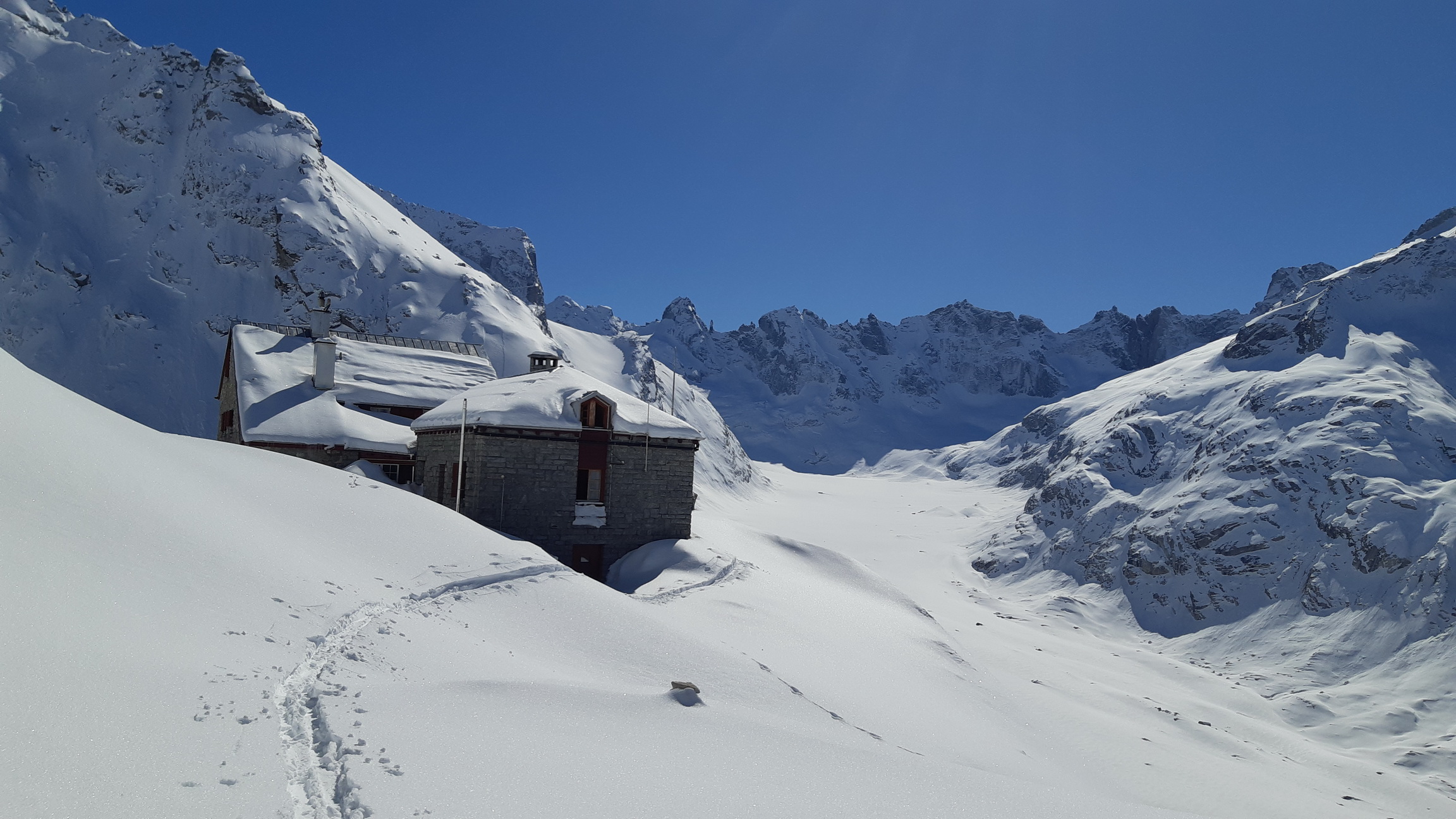 Capanna_del_Forno_2574m.