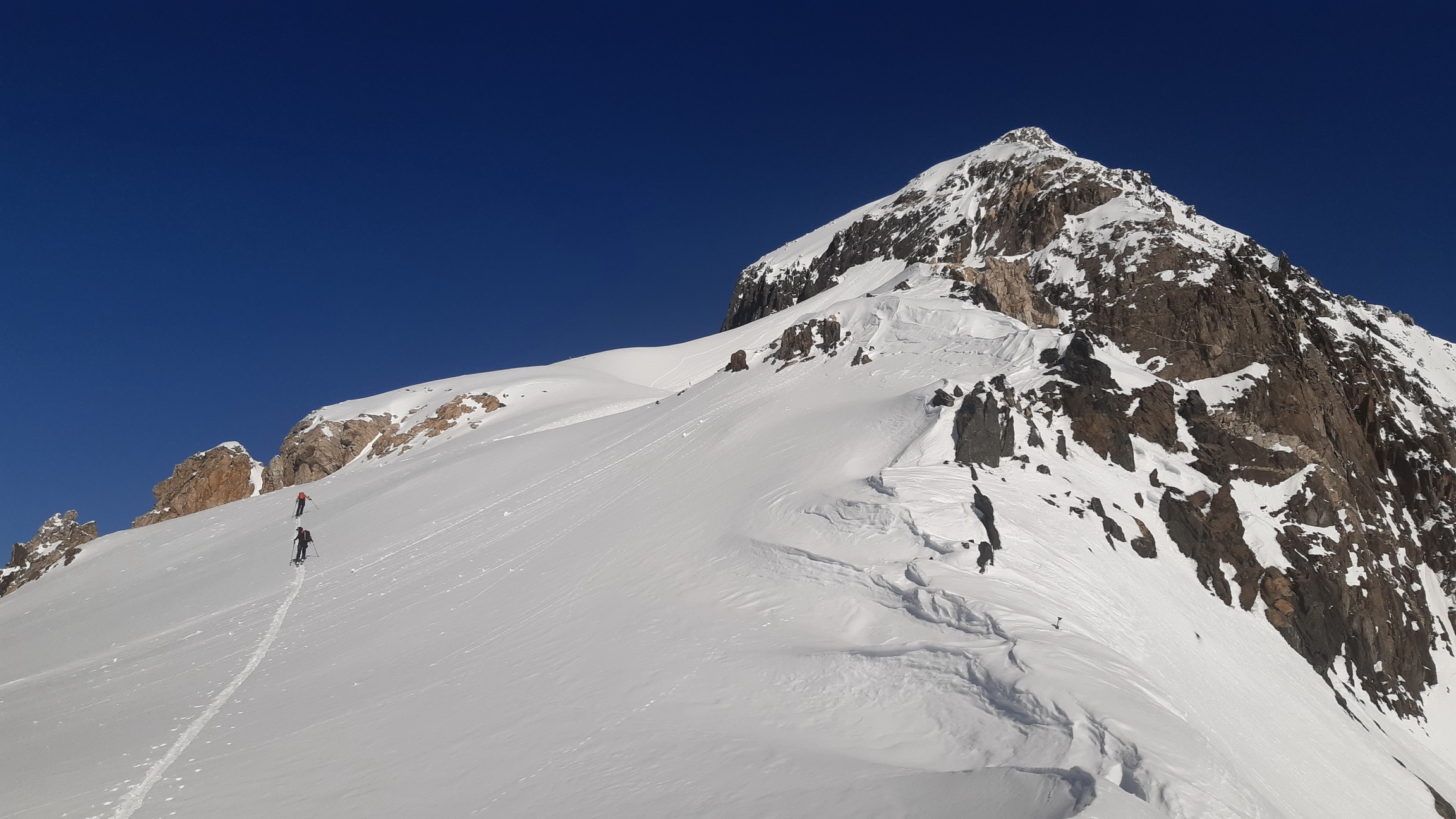 blížime_sa_ku_skalnému_pásu_v_ktorom_sú_reťaze